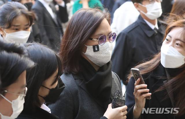 [서울=뉴시스] 조수정 기자 = 자녀 입시비리와 사모펀드 투자 의혹 등으로 기소된 조국 전 법무부 장관의 배우자 정경심 동양대 교수가 5일 오전 서울 서초구 서울중앙지방법원에서 열린 결심 공판에 출석하기 위해 법정으로 향하고 있다. 2020.11.05.  chocrystal@newsis.com