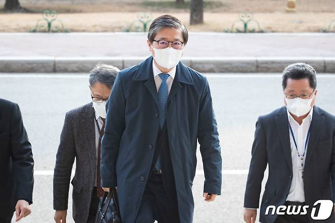 변창흠 국토교통부 장관 후보자가 7일 경기 과천정부청사 서울지방국토관리청에 마련된 후보자 임시 사무실로 출근하고 있다. 2020.12.7/뉴스1 © News1 유승관 기자