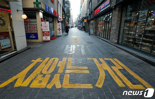 21일 서울 중구 명동거리가 한산하다. 서울시는 신종 코로나바이러스 감염증(코로나19) 3차 대유행을 막기 위해 성탄절인 25일 직전부터 5인 이상 집합금지 행정명령을 내릴 예정이다. 5인 이상 집합금지는 사회적 거리두기 3단계에 적용되는 10인 이상 집합금지보다 더 강력한 대책이다. 실내외를 막론하고 4인 이하의 모임만 허용된다. 2020.12.21 /뉴스1 © News1 안은나 기자