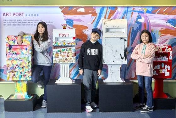 소중 학생기자단이 우표 박물관을 찾아 우표의 역사와 가치에 대해 알아봤다. 왼쪽부터 유소윤(경기도 배양초 6)·한현(서울 명덕초 5)·강다인(서울 목동초 5) 학생기자, 사진=임익순(오픈스튜디오)