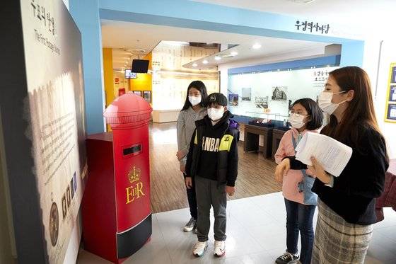 김희주(맨 오른쪽) 한국우편사업진흥원 대리와 우표 역사를 알아보고 있는 소중 학생기자단.