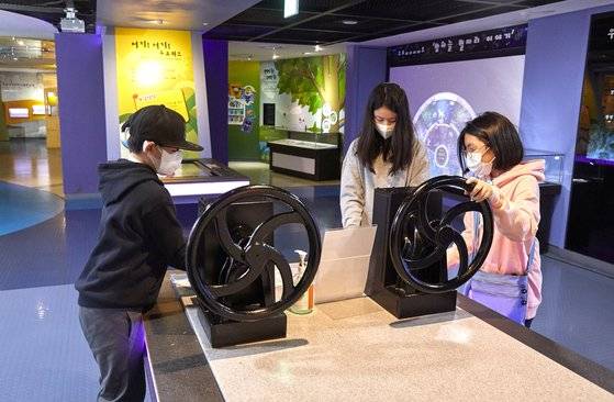 우표 인쇄 방법의 하나인 엠보싱 인쇄를 간접 체험 중인 소중 학생기자단.