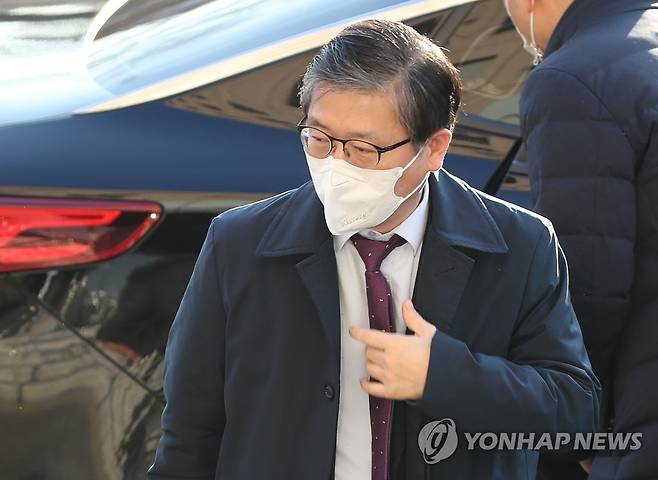 출근하는 변창흠 후보자 (과천=연합뉴스) 김도훈 기자 = 변창흠 국토교통부 장관 후보자가 21일 오전 정부과천청사 서울지방국토관리청에 마련된 청문회 준비 사무실에 출근하고 있다. 2020.12.21 superdoo82@yna.co.kr