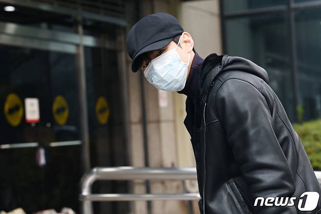 Paul Kim, Hello.(Seoul) = Singer Paul Kim is on his way to work for KBS broadcast recordings at KBS in Yeouido, Seoul on the 22nd. 2020.12.22