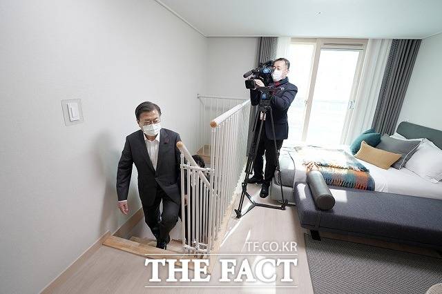 문 대통령은 동탄 행복주택 단지에서 열린 '살고 싶은 임대주택' 보고회에서 "청년과 신혼부부, 노인과 장애인, 저소득층과 같은 주거 취약계층을 위한 공공임대주택 공급은 국가가 가장 우선해야 할 책무"라고 이야기한 바 있다. /청와대 제공