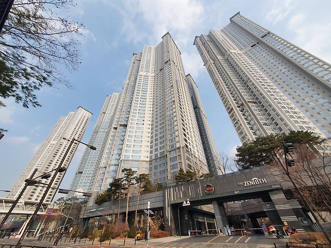 경기도 고양시 일산서구 탄현동에 위치한 '일산 두산위브더제니스' 전경. 분양을 시작한 2009년 이후 10년 넘도록 미분양이 남아 있었지만 아파트 공급 감소 등의 여파로 수요가 몰리면서 이달 초 완판됐다. /김연정 객원기자