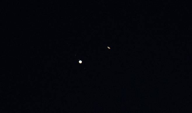 미국 노스캐롤라이나 채플힐에서 카메라로 촬영한 목성(왼쪽)과 토성을 확대한 모습. 미국항공우주국(NASA) 제공
