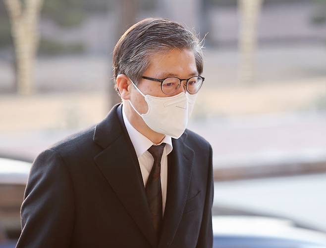 변창흠 국토교통부 장관 후보자가 22일 오전 정부과천청사 서울지방국토관리청에 마련된 청문회 준비 사무실로 출근하고 있다. [연합뉴스]