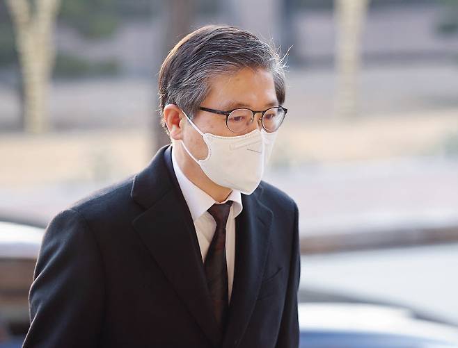 변창흠 국토교통부 장관 후보자가 22일 오전 정부과천청사 서울지방국토관리청에 마련된 청문회 준비 사무실로 출근하고 있다. [연합]