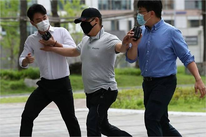 접촉사고 처리부터 하라며 구급차를 막아 응급환자를 사망에 이르게 했다는 논란의 당사자인 택시기사 최모씨가 지난 7월 24일 서울동부지법에서 열리는 영장실질심사에 출석하고 있다. (사진=연합뉴스)