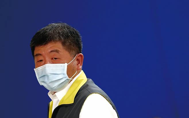 천스중 대만 위생복리부장(장관)이 5월6일&nbsp;코로나19 관련 외신 브리핑을 한 후 자리를 떠나고 있다. ⓒEPA 연합