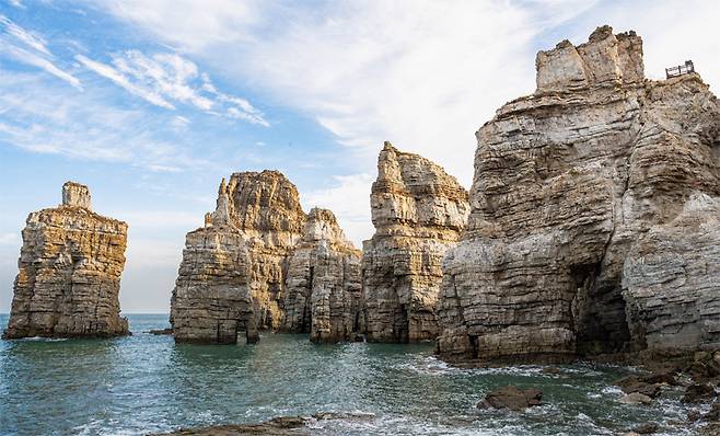 아침 빛을 받은 두무진 선대암의 투명한 모습