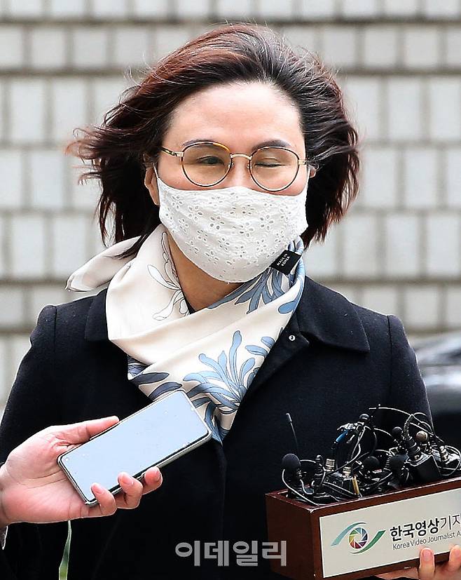 자녀 입시비리와 사모펀드 투자 의혹 등 혐의로 재판에 넘겨진 정경심 동양대 교수가 23일 오후 서울 서초구 서울중앙지법에서 열리는 1심 선고 공판에 출석하고 있다. (사진=방인권 기자)