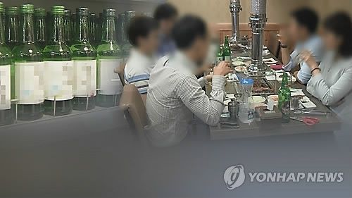 코로나19 확산 국면에서 술집에 모이는 상황 자체만으로 코로나19가 확산하는 것 아니냐는 우려가 커지고 있다. [이미지출처=연합뉴스]