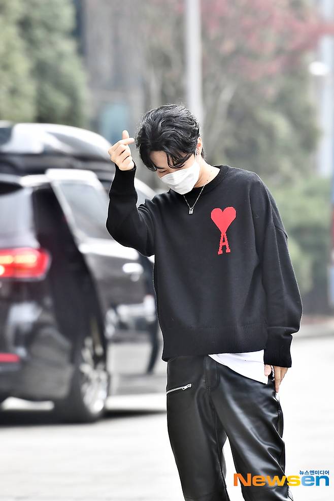 Henry Lau Way to work, chic Hand heart ~Singer Henry Lau is entering the Mokdong SBS station on December 23 to record the SBS Power FM Dooshi Escape Cult show program.