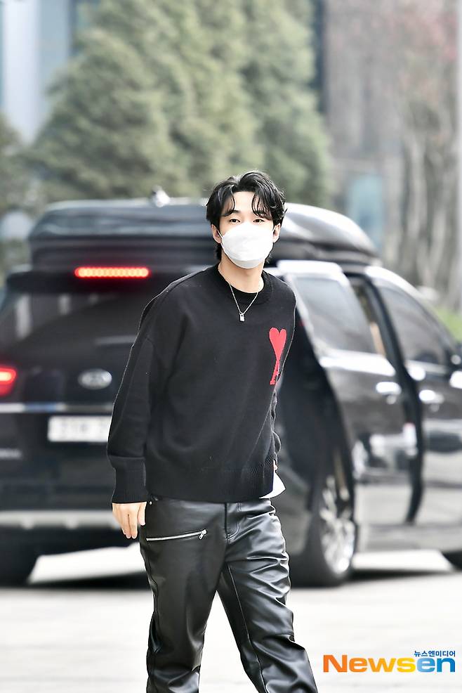 Henry Lau Way to work, leather pants look good on you ~Singer Henry Lau is entering the Mokdong SBS station on December 23 to record the SBS Power FM Dooshi Escape Cult show program.