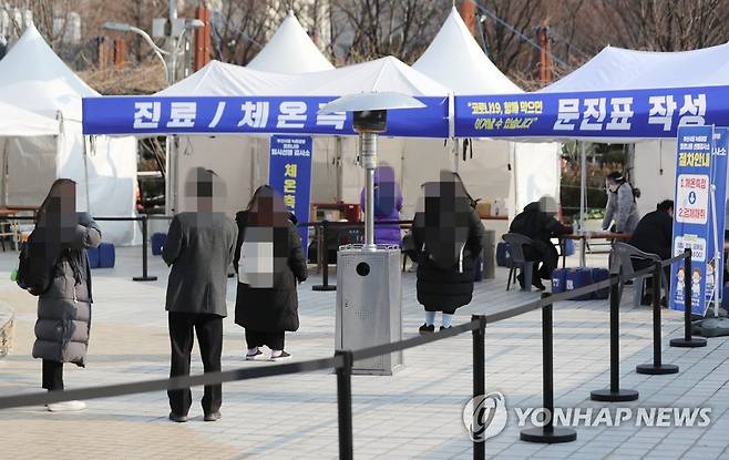 부산시청 등대광장에 줄 선 시민들 [연합뉴스 자료 사진]