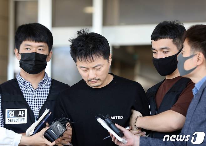 아동·청소년 성착취물 1000여개를 제작하고 유포한 혐의로 신상공개가 결정된 배준환(37)이 17일 제주동부경찰서에서 검찰로 이송되고 있다. 배준환은 피해자에게 죄송하다고 짧게 답했다. 2020.7.17 /뉴스1 © News1 고동명 기자