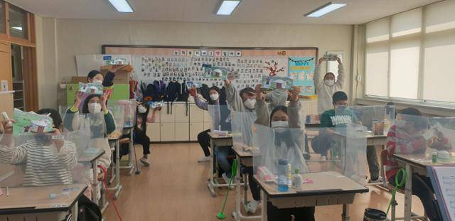 마잉바야르씨가 올해 가르친 학생들. 그는 2016년 하반기 이후 3년 만에 경기도의 한 초등학교에서 강사로 다시 일할 수 있게 됐다.