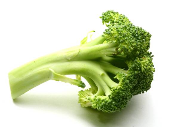 브로콜리는 자른 후 씻는 것보다 자르기 전 식초물에 헹궈내면 비타민C 손실을 줄일 수 있다./사진=클립아트코리아