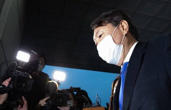 윤석열 검찰총장이 24일 법원의 징계청구 집행정지 결정으로 업무에 복귀한다. 사진은 지난 1일 법원의 직무배제 집행정지 인용 뒤 업무에 복귀하던 윤 총장의 모습. [뉴스1]