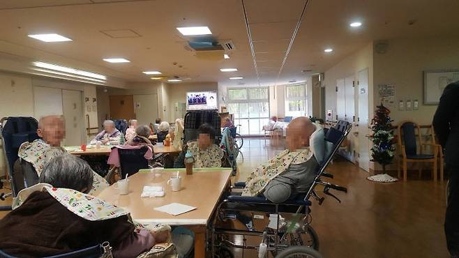 우리보다 앞서 초고령사회에 진입한 일본은 치매가 국가건강관리의 최대 현안이 되고 있다. 사진은 일본 히로시마현의 한 요양병원 치매환자들.