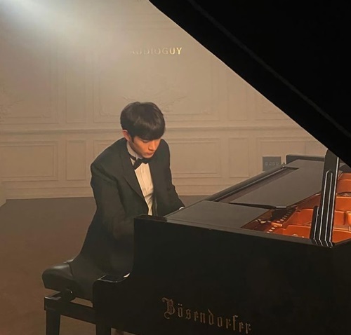 Actor Kim Young-Dae has become a promotional fairy for the Penthouse.Kim Young-Dae posted a picture on his instagram on the 23rd with an article called #Penthouse.Kim Young-Dae in the public photo is dressed in a suit and sitting in the Grand Piano and concentrating on playing.Meanwhile, Kim Young-dae is playing the role of Joo Seok-hoon, a major in Piano, a young child in SBS drama Penthouse.He is also appearing in KBS2s Drama, If you cheat, you will die. He also played the role of Cha Su-ho, an agent of the NIS.