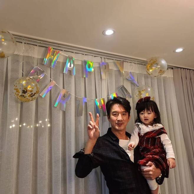 Announcer-turned-broadcaster Lee Ha Jung shared the scene of her husband Jung Jun-hos birthday party.Lee Ha Jung uploaded a picture to his Instagram on December 24 with the phrase Yesterday was my husbands birthday.In the photo Jung Jun-ho is V-having a daughter; Lee Ha Jung said, I had a comfortable birthday dinner at home.I also liked the surprise of the employees birthdays at the company and the childrens birthday decorations at home. Today is Christmas Eve. Have a precious time with Family. Happy Christmas with a blessing, he added.