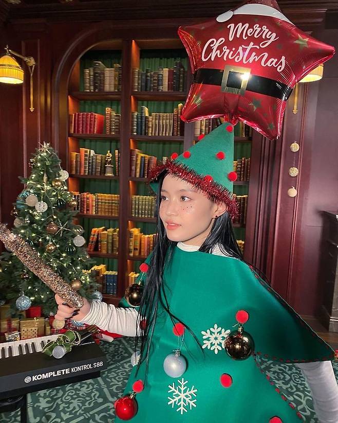 Singer Lee Hi transformed into a cute human treeLee Hi posted three photos on his instagram on December 24, with an article entitled Merry Christmas My Look Says Everything.Lee Hi in the picture is transformed into a human tree from head to toe.Even though I make a disapproving expression, I am suddenly in love with the concept and take the same pose as the tree.The netizens responded I look happy! And I look good, I am cute. Lee Hi said, Have you laughed and cried?I tried it. And Jesse also looked at this picture and said, So cute.