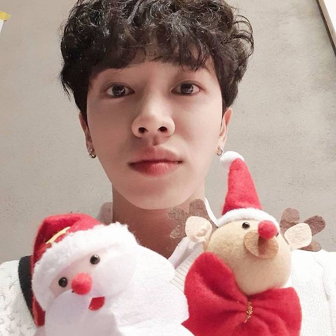 Singer and actor Lee Gi-kwang showed off his visuals.On December 24, Lee Gi-kwang posted two photos on his instagram with the phrase I enjoyed idol Wonderland today.In the photo, Lee Gi-kwang is looking at the camera with Santa Claus and snowman. Lee Gi-kwang has excited fans with his dark features and warm appearance.Lee Gi-kwang said, Have a happy and healthy night.