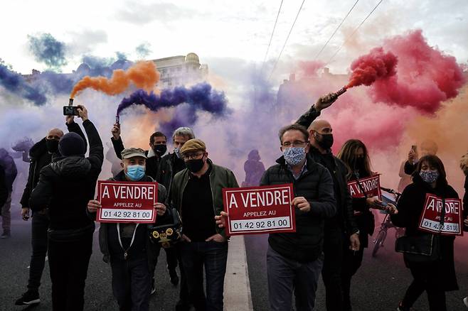 프랑스 중부 리옹의 상점·술집·식당 주인들이 12월16일(현지시간) 코로나19 확산 방지를 위한 봉쇄 조처에 항의하는 시위를 벌이고 있다. ⓒAP 연합