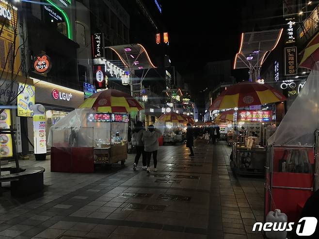 크리스마스인 25일 부산 중구 남포동 비프광장이 예년과 비교해 한산한 모습이다.2020.12.25/ © 뉴스1 이유진 기자