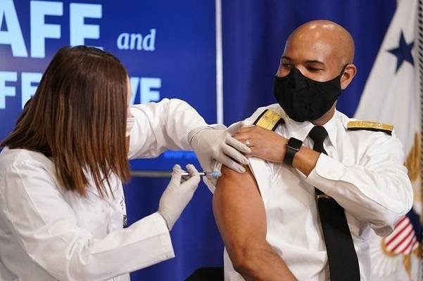 미국 공중보건 위생을 책임지는 제롬 애덤스 공중보건서비스단(PHSCC) 단장이 지난 18일(현지시간) 워싱턴DC 백악관 옆 아이젠하워 행정동에서 화이자·바이오앤테크의 신종 코로나바이러스 감염증(코로나19) 예방 백신을 맞고 있다./AP 연합뉴스