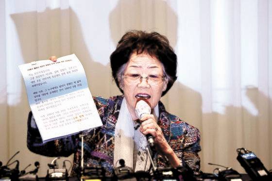 일본군 위안부 피해자 이용수(92) 할머니가 지난 5월 대구에서 윤미향 전 정대협 상임대표(민주당 비례 의원)와 정의기억연대의 비리 의혹 등을 폭로하는 기자회견을 하고 있다. [연합뉴스]