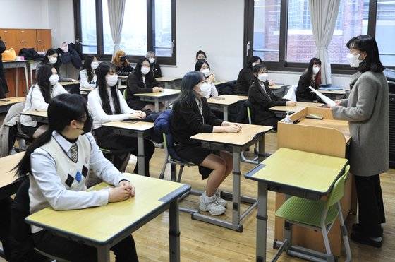 2021학년도 대학수학능력시험 성적통지표 배부일인 23일 오전 서울 동대문구 해성여자고등학교에서 담임 선생님이 학생들에게 수능 성적표를 나눠주고 있다. [사진공동취재단]