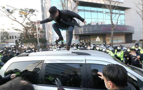 On the day of his release, people blocked the transport vehicle that Cho was riding to prevent Cho from going further while also damaging the vehicle. [YONHAP]