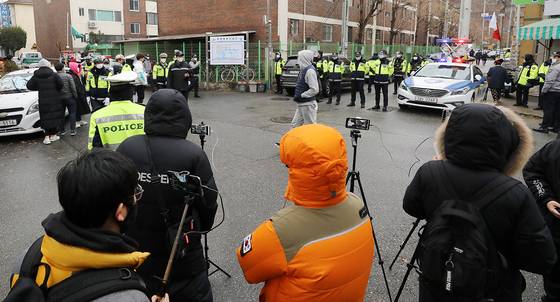 YouTubers gathered in Ansan, Gyeonggi, near Cho's residence. The residents have expressed their discomfort due to the noise they were making and their invasion of privacy. [NEWS1]