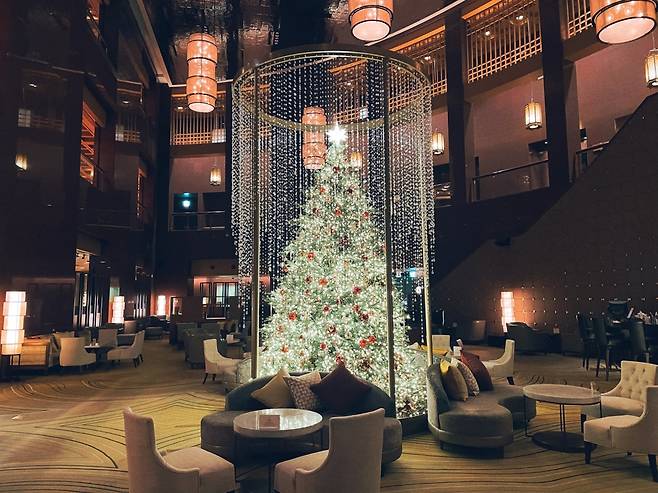그랜드 인터컨티넨탈 서울 파르나스 로비라운지에 설치된 4.7m 규모의 대형 크리스털 링 트리. /사진=파르나스호텔