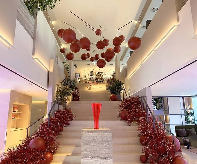 하얏트 그룹의 안다즈 서울 강남은 붉은색을 테마로 호텔을 꾸몄다. /사진=안다즈