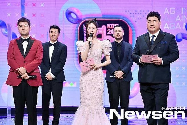 The 2020 KBS Entertainment Awards Ceremony was held at the public hall of KBS New Building in Yeouido, Yeongdeungpo-gu, Seoul on December 24th.Jun Hyon-moo, Jin Se-yeon and Kim Joon-hyeun are closing the day.2020 KBS Entertainment Grand Prize winner (played)▲ Grand Prize - Kim Sook (Presidents ear is donkey ear) ▲ Best Program Award - 2 Days & 1 Night Season 4 ▲ Reality Grand Prize - Poppin Hyun Jun Park Ae-ri (Salim Men 2), Hyun Joo-yeop (Presidents ear is donkey ear) ▲ Show variety Grand Prize - Moon Se-yoon (2 Days & 1 Night Season 4) ▲ Reality Excellence Prize - Reason Lee (New Years Eve) ▲ Show Variety Excellence Prize - Dindin (2 Days & 1 Night Season 4), Reality Best Entertainer Award - Yang Chi-seung (Presidents ear is donkey ear), Oh Yoon-a (New Years Eve Story), Ryu Soo-young (New Years Days Days Days Days Days Days Days Day) ▲ Show Variety Best Entertainer Award - Yeon Jung-hoon (2 D D D. YS & 1 Night Season 4, Hong Kyung-min (Endless Masterpieces, etc.), Seung-hee (Football Horseball Baseball), Best Couple Award - Choi Yang-rak Pang Hyun-sook (Salim Men2), Kim Ye-rin Yoon Ju-man (Salim Men2), Suvin Arryn (Music Bank), Best Challenge Award - Zombie Detective - Producer Special Award - Lee Young-ja (Newborn Man) Song Eun-i (problem son of rooftop room) ▲ Special Program Award - Korean Again Na Hoon-a ▲ Hot Issue Entertainment Program Award - Dog is excellent ▲ Digital Content Award - Kim Gura (Guracheol) ▲ DJ Award of the Year - Cho Woo-jong (FM Acting by Cho Woo-jong), Staff Award of the Year - Ha Dong-geum (Korea Again Na Hoon-a, etc), Jang Ji-won ( The Best Icon Award - Superman Returns Children ▲ Show Variety New Artist Award - Kim Sun-ho (2 Days & 1 Night Season 4), Reality New Artist - Kim Il-woo (Saving Men 2), Kim Jae-woo (Saving Men 2) Won (New Story) ▲ Best Teamwork Award - Live throughout the year