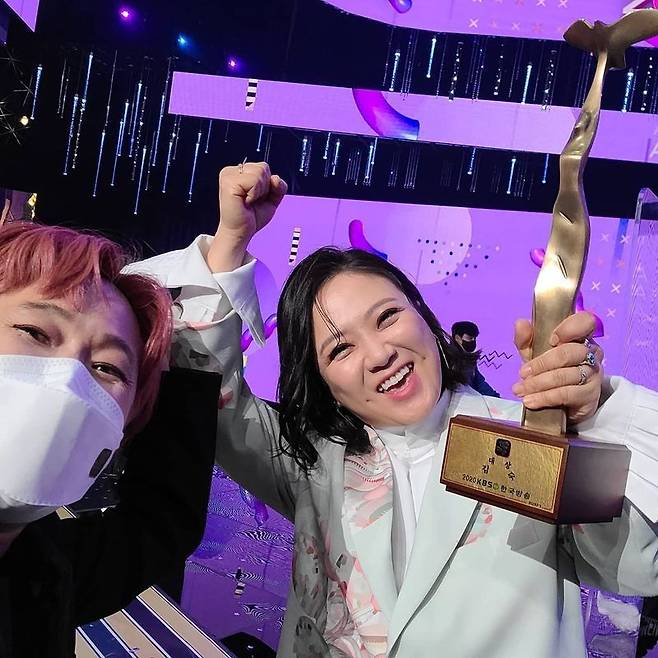 Gag Woman Song Eun celebrated Kim Sooks Grand Prize for KBS Entertainment.On December 25, Song Eun said to his Instagram, Sook has become a real champion. I think I will have a massage chair.It was a fun experience to watch the award testimony in advance because it was a street setting awards ceremony, but I am from KBS, so something is more meaningful today.Thank you. Song Eun-yi said, Many people who spend hard times together. I will not forget you with all friends.I will look back more slowly and look as much as possible. He said, I hope it will be a new year with a lot of gratitude. On the other hand, Kim Sook won the trophy at the 2020 KBS Entertainment Grand Prix held on December 24th.