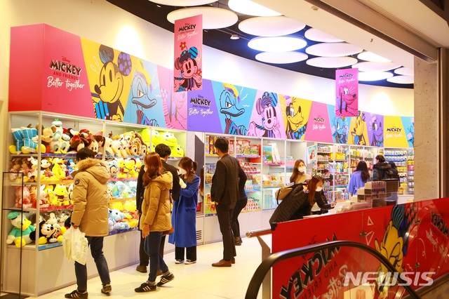 [서울=뉴시스]아이파크몰 '디즈니 프렌즈샵'