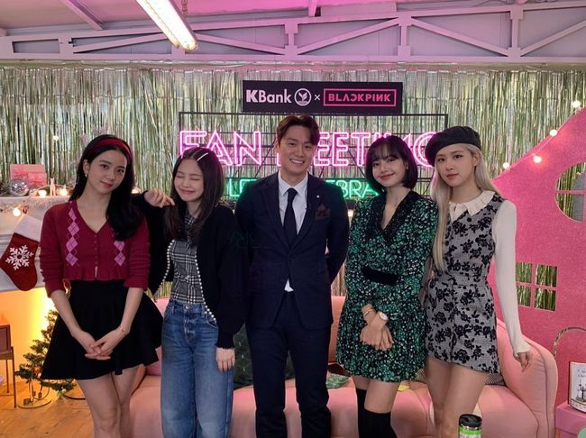 Broadcaster Oh Sang-jin mulled over memories with BLACKPINKOn the afternoon of the 25th, Oh Sang-jin posted two selfies taken with BLACKPINK on his personal SNS, saying Xmas w/t Blackpink # a month ago.Oh Sang-jin in the photo shows a cheerful atmosphere at a Thai brand fan meeting site where BLACKPINK is working as a model.Oh Sang-jin is not hiding his happy face as he poses V among BLACKPINK members.Fellow entertainers are also envious of the meeting between Oh Sang-jin and BLACKPINK, leaving comments such as Oh my God and I envy you.In particular, Kim So-young misunderstood Oh Sang-jins finger shape and laughed, saying, The first photo finger is a surprise.Meanwhile, Oh Sang-jin married Kim So-young in 2017 and has a daughter in her family.oh sang-jin SNS