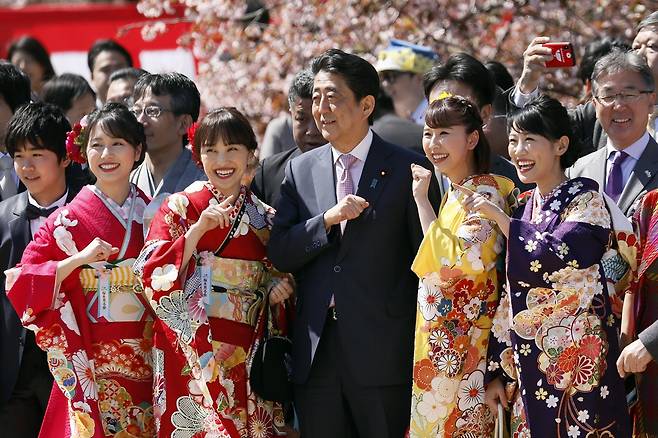 - 2019년 4월 아베 신조 당시 일본 총리가 정부 주관 ‘벚꽃을 보는 모임’에 참석해 사진 촬영을 하고 있다. EPA 연합뉴스