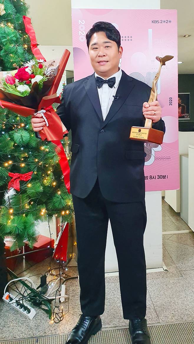 Comedian Mun Se-yun won the Best Awards at the KBS Entertainment Awards and achieved the first awards since debut.Mun Se-yun won the Best Awards in the show variety category at the 2020 KBS Entertainment Grand Prize broadcast live on the afternoon of the 24th.Mun Se-yun, who debuted in 2001, won his first trophy in 20 years in the entertainment category.Mun Se-yun said through his agency FNC Entertainment, I am Honor and still surprised that I received such a big award in a year after Season 4 for 1 Night 2 Days was broadcast.I am very grateful to the members of 1 night and 2 days who are proud to be the best breath already, but I am very grateful for it. I will laugh harder in the future, rewarding those who have helped me to broadcast as a comedian so far.Finally, I am deeply grateful to the viewers and fans who always love me with good eyes. In 2020, Mun Se-yun has been recognized as a popular entertainer, showing a strong presence in various entertainment programs.In particular, in KBS2 1 night and 2 days, which gave Honor of the first entertainment awards, Mun Se-yun led the teams center with a pivotal role covering six members.Mun Se-yun is a centerpiece of raising the fun of 1 night and 2 days, such as forming a confrontation with the production team and leading the negotiations, while the one night and two days, which is called pure taste and has been permeated by viewers for the past year, is.In addition, Mun Se-yun met viewers with various programs this year.TVN comedy big league through public comedy and tvN amazing Saturday in the indispensable licorice role is responsible for the axis of fun.Recently, I took charge of daily MC and made a perfect conversation.Mun Se-yun also appeared in Dance Fat, which expanded the world view of comedy TV Delicious Guys, and showed a world of dances ranging from trots, cheerleaders, girl groups, and sports dances.Mun Se-yun, who has achieved the first awards in 20 years with such steadyness and effort, hopes for what will continue in the future.Mun Se-yun has been regarded as a representative entertainer of pure taste that does not make the surroundings uncomfortable while showing the sense of laughing at the right place.Mun Se-yun, who has been naturally permeated around and has been reborn as an entertainer with a unique presence, is attracting attention.