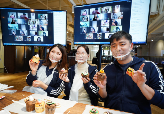 10월 17일 한국아스트라제네카가 영상으로 진행한 사회공헌 활동 '희망샘 프로젝트'에서 직원들이 핼러윈 쿠키 만들기를 소개하고 있다. 한국아스트라제네카 제공