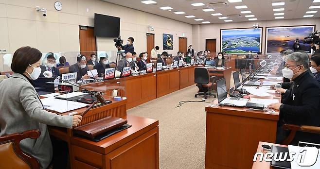 진선미 국회 국토교통위원장이 24일 국회에서 열린 국토교통위원회 전체회의에서 '생활물류서비스산업발전법안'과 '변창흠 국토교통부 장관 인사청문회경과보고서 채택의 건'에 대해 회의를 주재하고 있다. 2020.12.24/뉴스1 © News1 박세연 기자