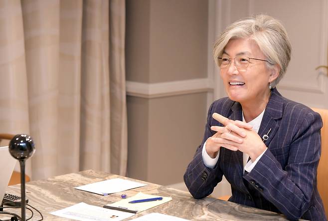 강경화 외교부 장관. 사진은 지난 11월 미국 민주당 상원의원과 화상면담을 하고 있는 장면.