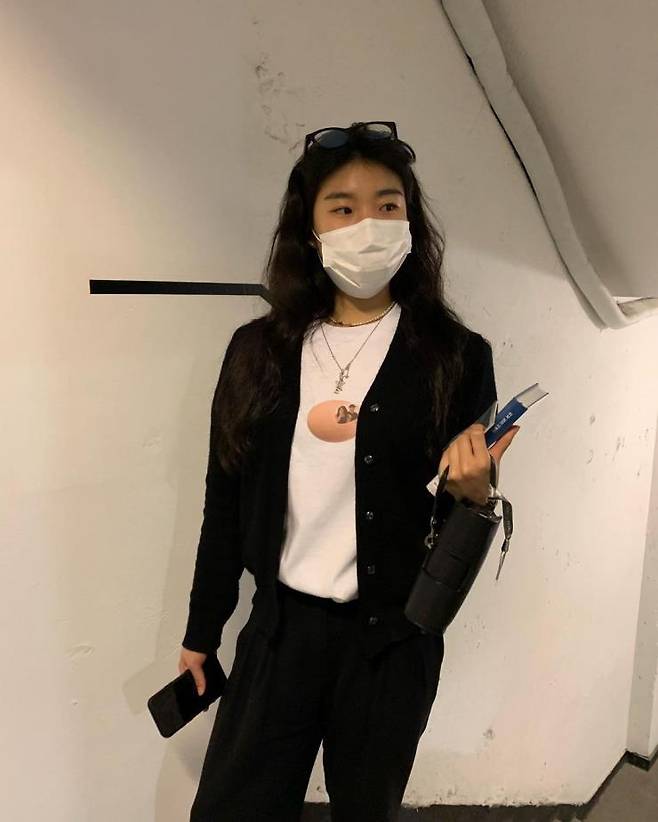 카디건을 덧입으면, 겨울에도 반팔 티셔츠를 즐길 수 있다.