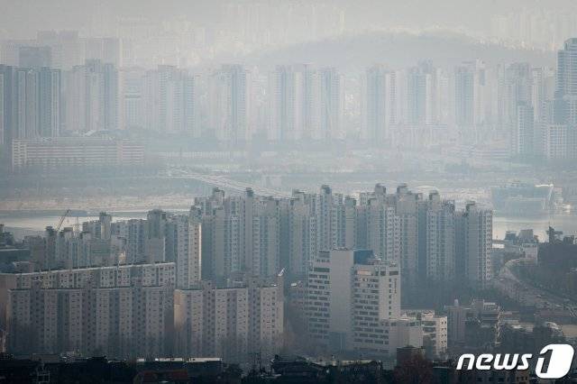27일 서울시내 아파트단지 모습.

KB부동산 리브온에 따르면 올해 전국 집값은 지난해 말 대비 8.35%올라 2006년 이후 가장 많이 올랐다. 전셋값도 6.54% 오르며 2011년 이후 9년만에 최대폭을 기록했다. 서울 집값은 올해 10.70% 올랐다. 2020.12.27/뉴스1 (서울=뉴스1)